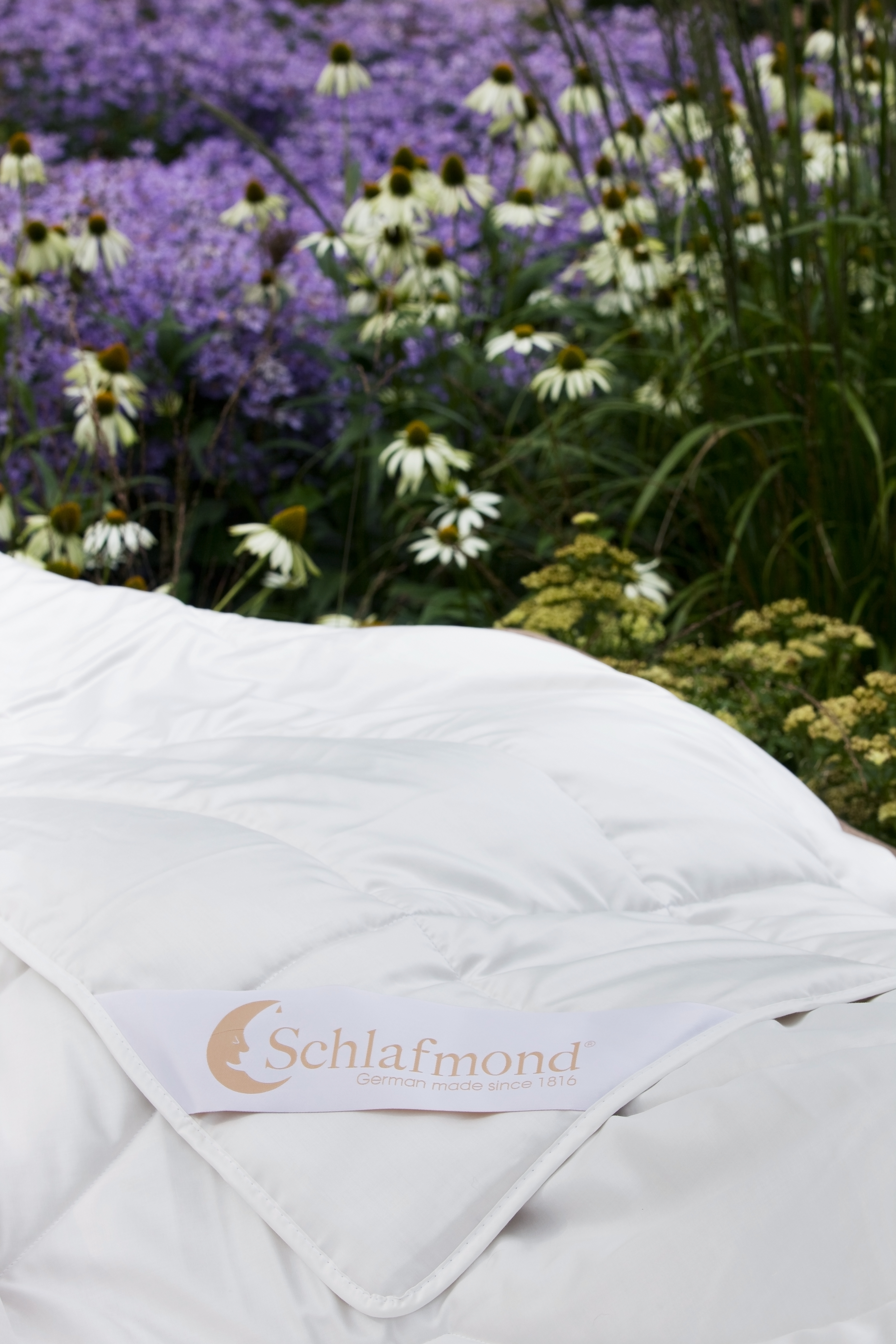 Nur etwa 30% aller Deutschen haben ein Sommerbett. 70% der Schläfer benutzen ihr Bett das ganze Jahr.  Ein Sommerbett verschafft nicht nur angenehmen, ruhigen und erholsamen Schlaf in warmen Nächten, es schont auch in starkem Maße die hochwertigen Füllungen, z.B. Daunen oder Cashmere, die für die kälteren Jahreszeiten genutzt werden.  Die werden im Sommergebrauch, vor allem durch die erhöhte Feuchtigkeitsbelastung derart strapaziert, dass die Lebensdauer erheblich eingeschränkt wird – bis zu 50%.  Insofern ist der Kauf einer Sommerdecke eine kluge Investition. Sommerbetten sollten leicht sein, sie sollten idealerweise wie eine Klimaanlage wirken, um so für ein trockenes Schlafklima zu sorgen. Würde man sich gar nicht zudecken, erkältet man sich, da während des Schlafes der Stoffwechsel auf ein Minimum heruntergefahren wird und damit auch die Körpertemperatur sinkt.  Die Folge sind unruhiger Schlaf, Frieren, Schlafstörungen. Ein leichtes Sommerbett schafft ein Schlafklima, das der Körper braucht, um sich Nachts regenerieren zu können. Jeder Mensch gibt pro Nacht ca. ¼ Liter Flüssigkeit ab. 20% gehen davon in die Matratze. 80% müssen von der Zudecke und dem Kissen an die Außenluft transportiert werden.    Deshalb empfehlen wir jedem Kunden ein Schlafmond Sommerbett.  Schlafmond hat für alle Ansprüche das richtige Produkt